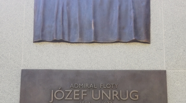  Grób admirała Józefa Unruga i jego żony Zofii z Unrugów Unrugowej, na Cmentarzu Marynarki Wojennej w Gdyni-Oksywiu.  