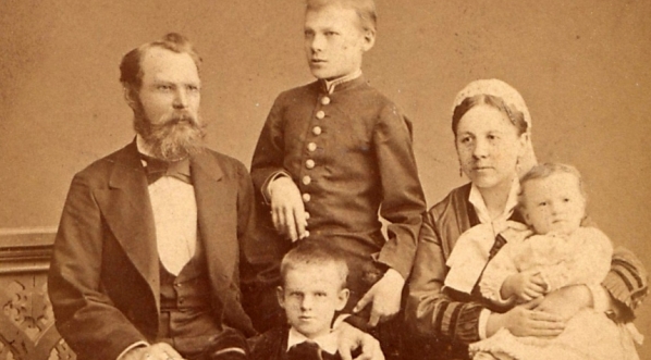  Portret Oktawiana Miłkowskiego z żoną Idalią i dziećmi Janem, Karolem i Nelą.  