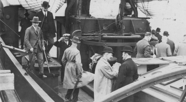  Goście na pokładzie holownika "Ursus" w lipcu 1926 r.  