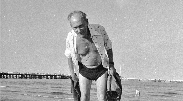  Pisarz Julian Stryjkowski nad morzem w sierpniu 1975 r.  