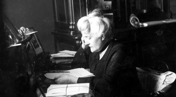  Senator Józefa Szebeko w gabinecie pracy.  