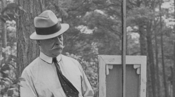  Artysta malarz Wojciech Kossak podczas malowania obrazu w lesie w trakcie pobytu w Juracie w 1937 r.  