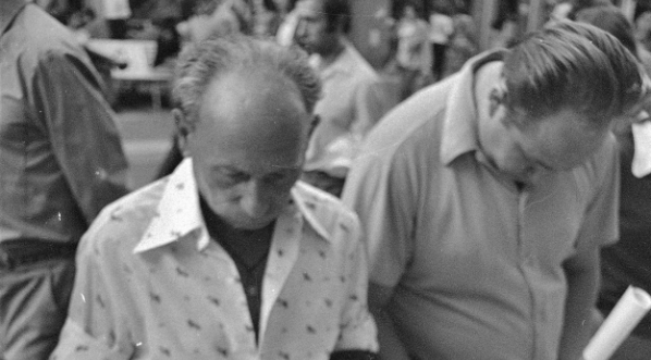  Pisarz Julian Stryjkowski przy straganie z książkami w sierpniu 1975 r.  