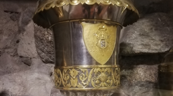  Urna serca Prymasa Tymoteusza Gorzeńskiego w podziemiach Archikatedry Gnieźnieńskiej.  