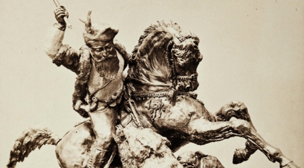  Fotografia rzeźby jeźdźca polującego na niedźwiedzia.  