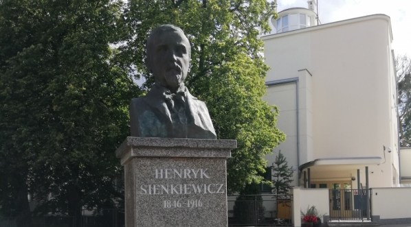  Popiersie Henryka Sienkiewicza na Kamiennej Górze w Gdyni.  