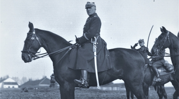  Gen. dyw. Stanisław Wróblewski na koniu.  