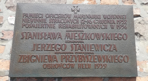  Tablica pamięci komandorów Mieszkowskiego, Staniewicza i Przybyszewskiego, na zewnętrznej ścianie kościoła Św. Michała Archanioła w Gdyni-Oksywiu.  