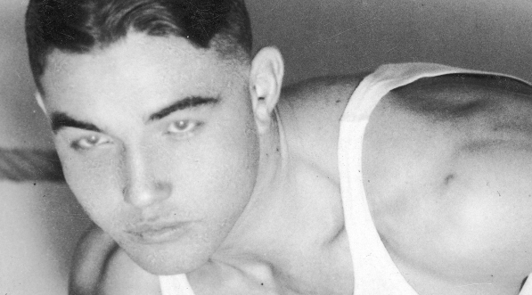  Bokser Henryk Chmielewski w stroju gimnastycznym w pozie bokserskiej.  