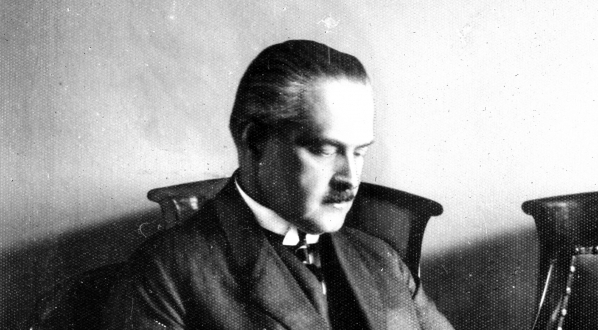  Doc. dr hab. Tadeusz Pisarski, lekarz urolog z Krakowa podczas czytania książki.  