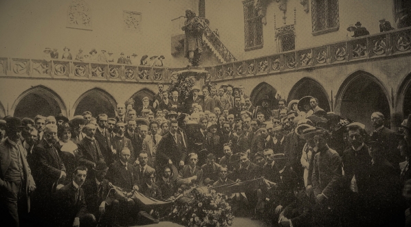  Uczestnicy kongresu esperantystów w Krakowie w 1912 roku składający  kwiaty pod pomnikiem Kopernika na dziedzińcu Collegium Maius.  