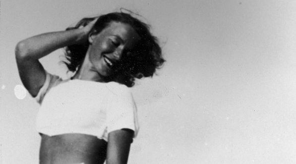  Ziuta Buczyńska z pieskiem na plaży podczas pobytu wypoczynkowego w Jastrzębiej Górze w 1937 r.  