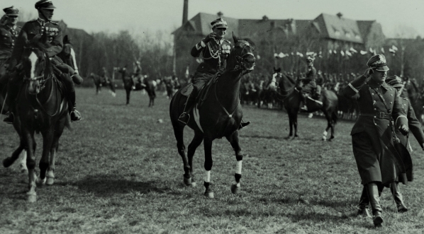  Przegląd oddziałów podczas święta 15 Pułku Ułanów Poznańskich w Poznaniu w kwietniu 1933 r.  