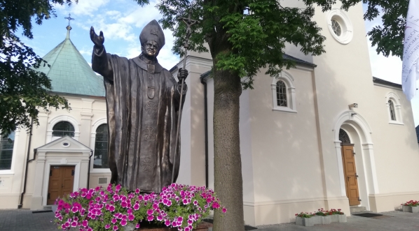  Pomnik Św. Jana Pawła II przed kościołem parafialnym p.w. Św. Mikołaja w Witkowie pod Gnieznem.  