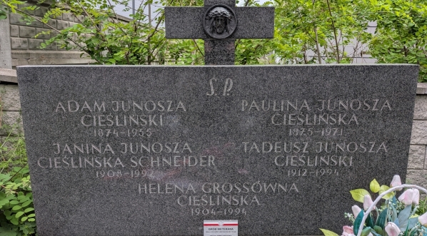  Grób Heleny Grossówny na cmentarzu parafialnym w Zerzeniu (Warszawa).  
