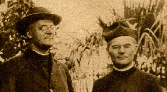  Jan Rzymełka (po lewej) i Stanisław Piasecki w ogrodzie ks. Misjonarzy w Kurytybie.  