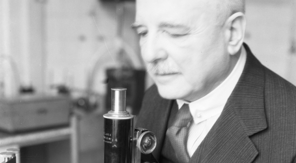  Julian Nowak - bakteriolog, profesor i rektor Uniwersytetu Jagiellońskiego.  