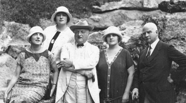  Grupa polskich artystów podczas pobytu na wczasach w Montecatini we Włoszech w 1925 roku.  