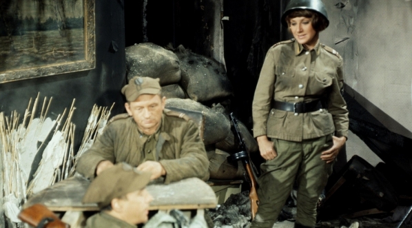  Scena z serialu Konrada Nałęckiego  "Czterej pancerni i pies" (odc. Tiergarten) z 1970 r.  
