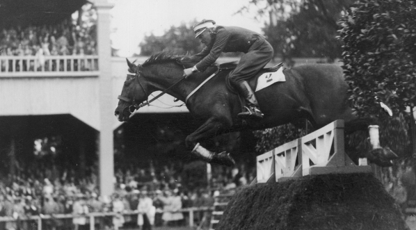  Rotmistrz Kazimierz Szosland w skoku przez przeszkodę podczas Międzynarodowych Zawodów Hippicznych na hipodromie w Łazienkach Królewskich w Warszawie w czerwcu 1933 r.  