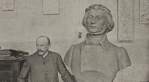  "35 lat pracy artystycznej:  Jubilat-artysta, porf. Alfred Daum, w swojej pracowni, obok wykończonego dla Husiatyna  pomnika Mickiewicza".  