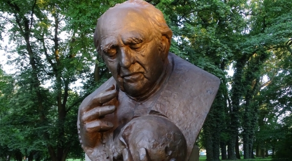  Popiersie księdza Zdzisława Peszkowskiego w parku Jordana w Krakowie.  
