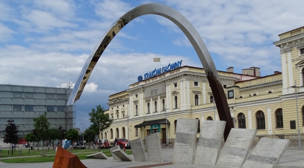  Pomnik Ryszarda Kuklińskiego na placu Jana Nowaka-Jeziorańskiego w Krakowie.  