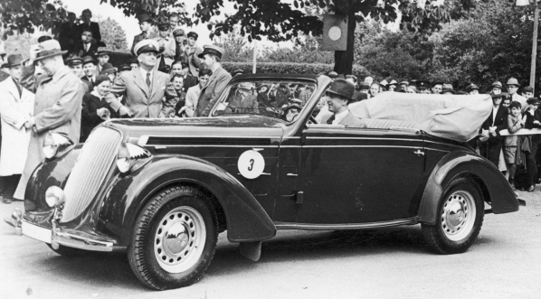  Aleksander Żabczyński za kierownicą samochodu Steyr na konkursie piękności samochodów zorganizowanym przez Automobilklub Polski w Warszawie w maju 1939 roku.  