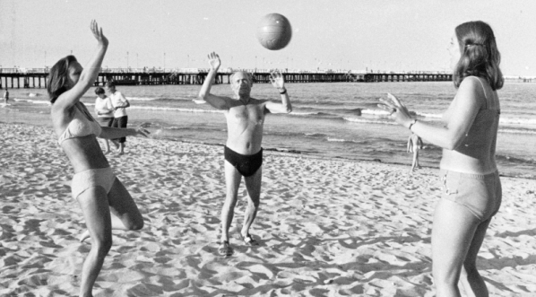  Pisarz Julian Stryjkowski na plaży grający w piłkę w towarzystwie dwóch dziewczyn, sierpień 1975 r.  