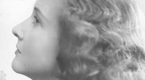  Aktorka Maria Malanowicz z profilu.  