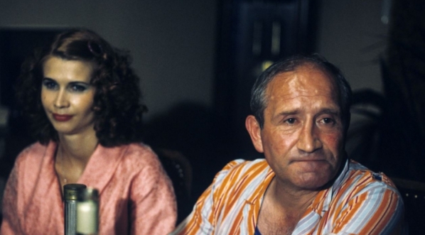  Grażyna Korin i Jan Himilsbach na planie filmu "Party przy świecach" w 1980 roku.  