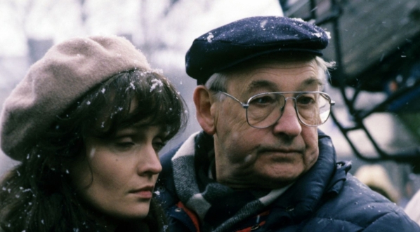  Aktorka Adrianna Biedrzycka i reżyser Andrzej Wajda w trakcie realizacji filmu "Pierścionek z orłem w koronie" w 1992 roku".  