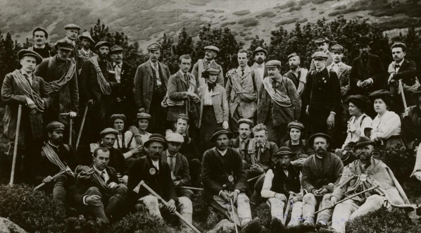  Sekcja Turystyczna Polskiego Towarzystwa Tatrzańskiego na Hali Gąsiennicowej w 1910 roku.  