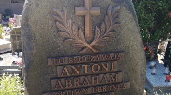  Grób Antoniego Abrahama na cmentarzu przy kościele p.w. Św. Michała Archanioła w Gdyni-Oksywiu.  