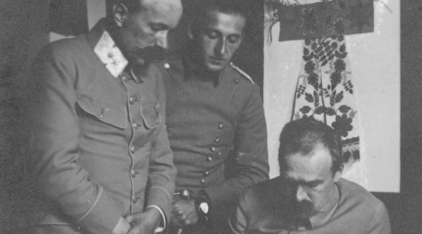 Brygadier Józef Piłsudski w towarzystwie porucznika Bolesława Długoszowskiego-Wieniawy oraz majora Leona Berbeckiego ogląda mapę.  