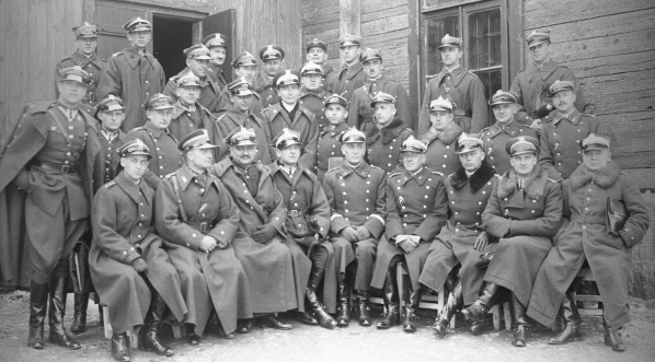  Grupa oficerów uczestniczących w grze wojennej na terenie koszar 1 Pułku Strzelców Konnych  23.01.1935 roku.  