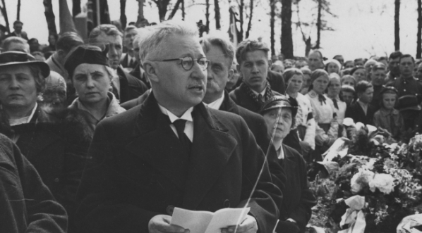  Minister Wojciech Świętosławski podczas wygłaszania przemówienia na pogrzebie Aleksandra Świętochowskiego w Gołotczyźnie 28.04.1938 r.  