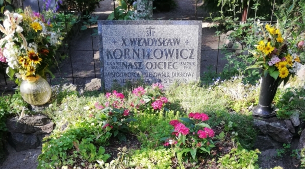  Grób (obecnie pusty) księdza Władysława Korniłowicza na cmentarzu Zakładu dla Niewidomych w Laskach pod Warszawą.  