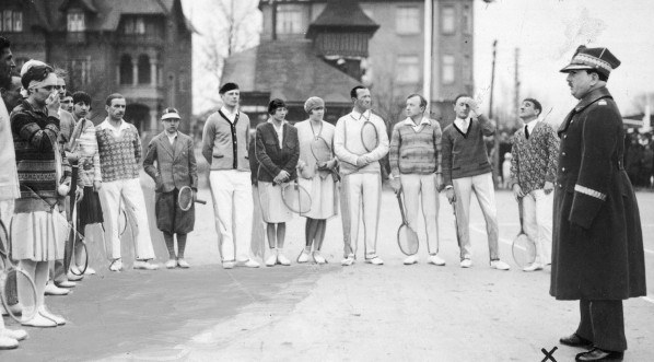 Generał Stefan Pasławski podczas otwarcia kortów tenisowych w Toruniu, 28.04.1929 r.  