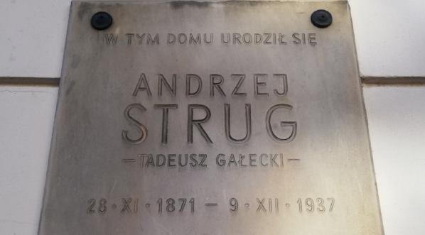  Tablica pamiątkowa na kamienicy w Lublinie, w której urodził się Andrzej Strug (Tadeusz Gałecki).  