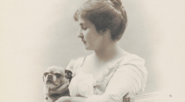  Portret Heleny Paderewskiej  siedzącej na kozetce z psem.  