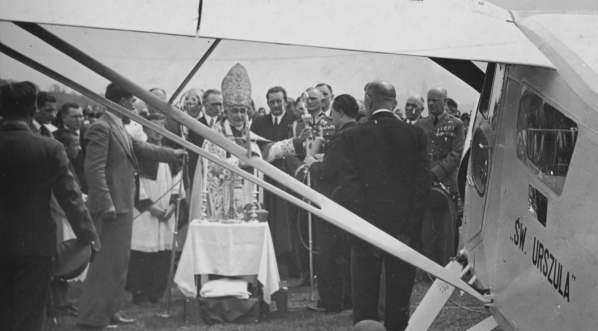  Przekazanie samolotu sanitarnego dla armii ufundowanego przez zakład i uczennice sióstr Urszulanek na Błoniach Krakowskich w czerwcu 1939 r.  