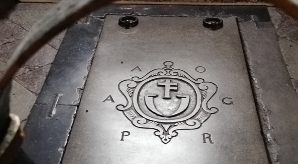  Płyta nagrobna Prymasa Andrzeja Olszowskiego w Archikatedrze Gnieźnieńskiej.  