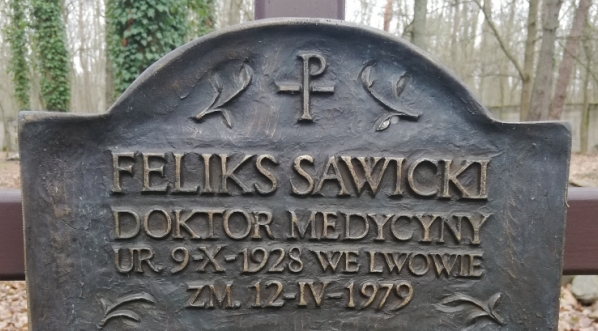  Tabliczka na grobie Feliksa Sawickiego, na cmentarzu zakładu dla ociemniałych w Laskach pod Warszawą.  