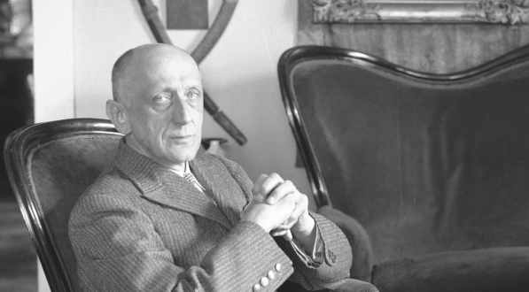  Karol Hubert Rostworowski w swoim mieszkaniu.  