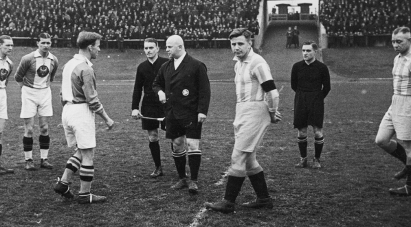  Mecz piłki nożnej Śląsk Niemiecki - Śląsk Polski na stadionie im. Hindenburga w Bytomiu 1.03.1936 r.  