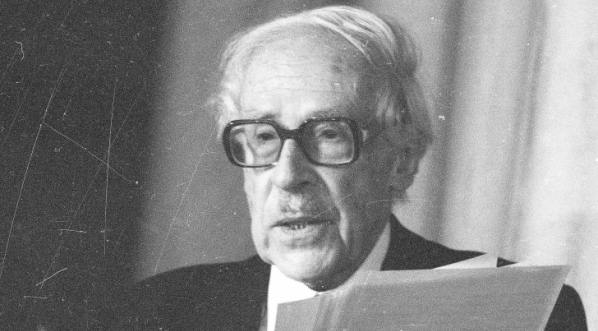  Profesor Bogdan Suchodolski podczas wystąpienia na Kongresie Intelektualistów w Obronie Pokojowej Przyszłości Świata w Hotelu Victoria w Warszawie w styczniu 1986 r.  