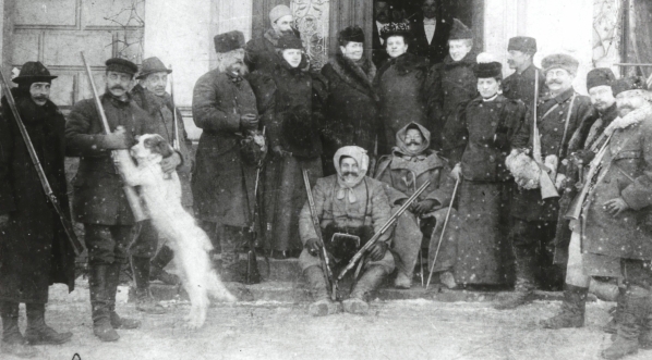  Grupa uczestników polowania przed pałacem w Oporowie.  