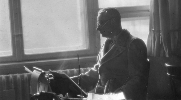  Zygmunt Nowakowski w swoim mieszkaniu w Krakowie w 1939 roku.  