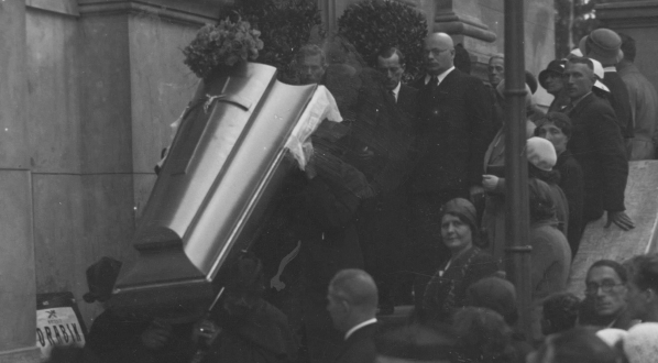  Uroczystości pogrzebowe malarza i scenografa Wincentego Drabika w Warszawie 5.07.1933 r.  
